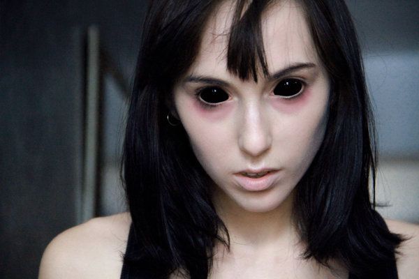 HOW BLACK SCLERA CONTACTS MAY AID YOU