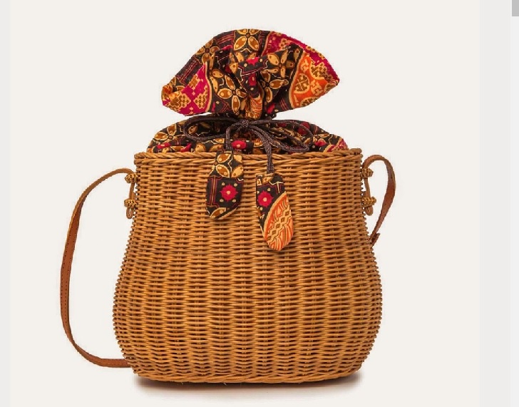 Cool and Trendy - The rattan bucket bag