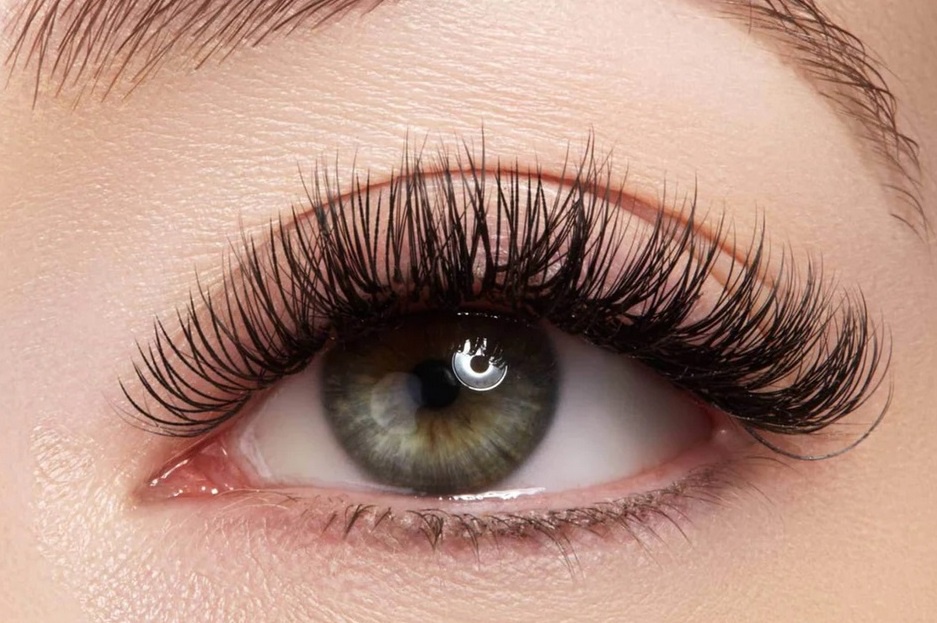 An Ultimate Guide to Russian Volume Eyelash Extensions