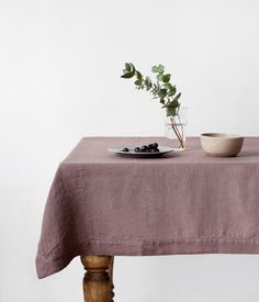 What are the three ways to lay a tablecloth？