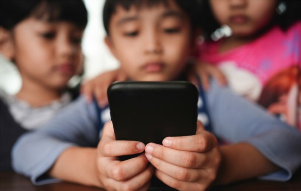 Does Playing Games on Your Phone Bad for Your Health?