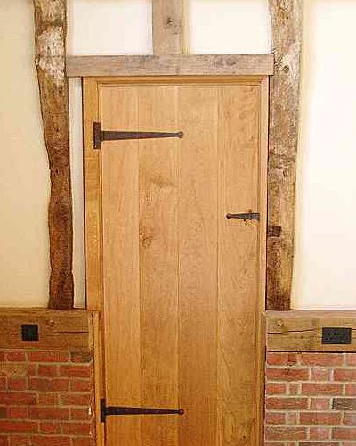 As a result of its durability and elegance, oak doors are frequently chosen.