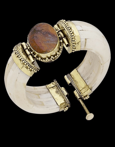 An Artistic Piece Of Fashion Accessory: Bone Bracelet