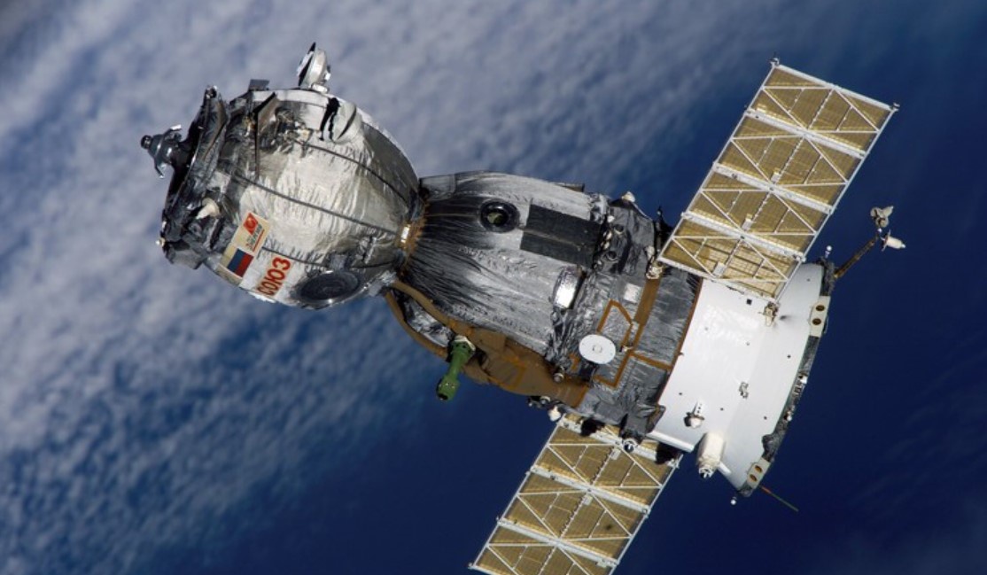 Spacecraft Leaked, 3 Astronauts Must Stay a Year in Space
