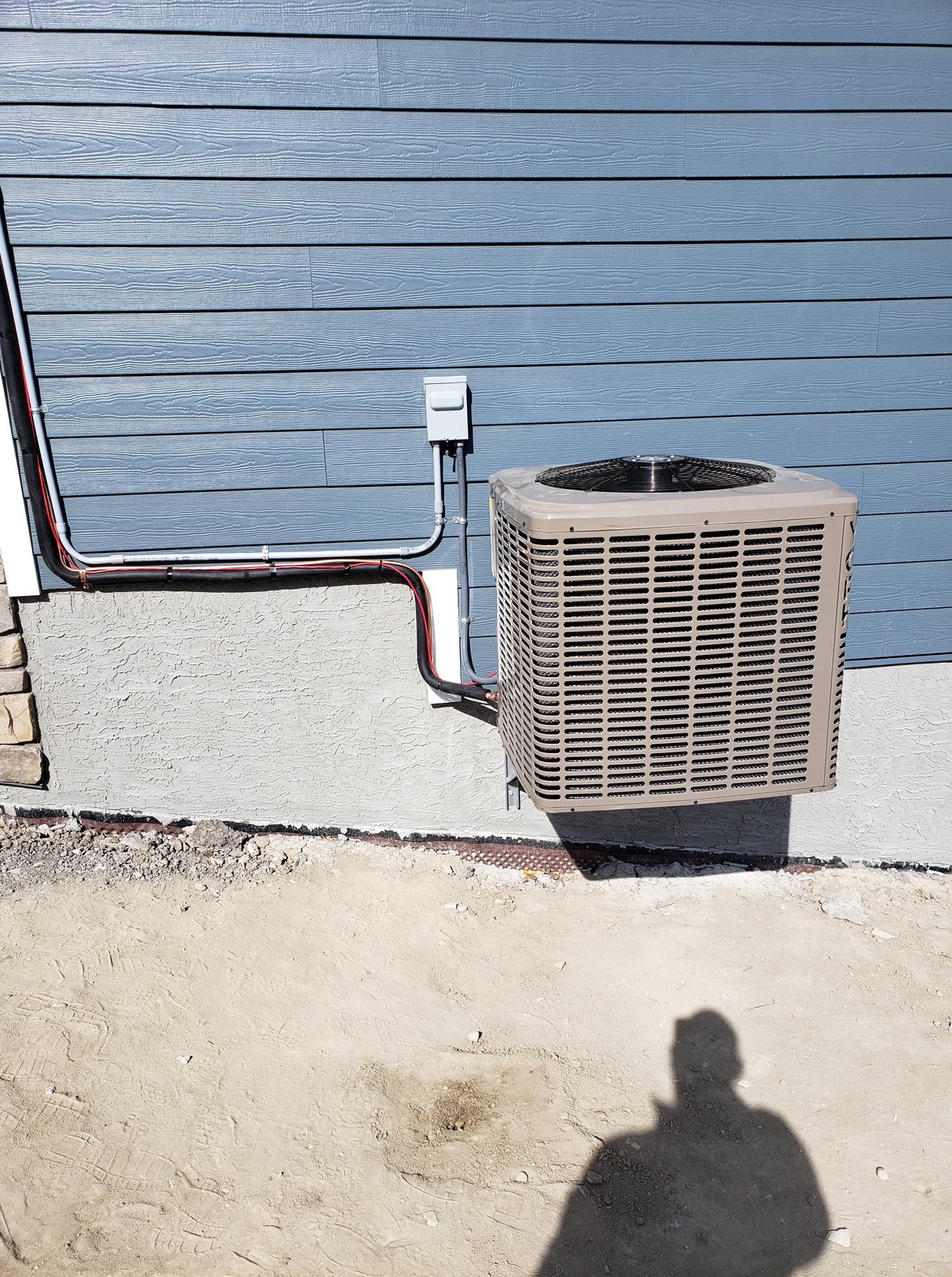 How can air conditioning systems improve indoor air quality?