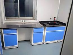 What are the types of laboratory benches?