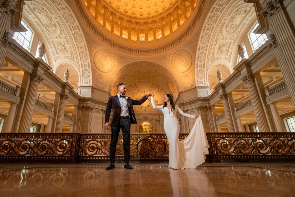What is the best time of day to get a wedding photo at San Francisco City Hall