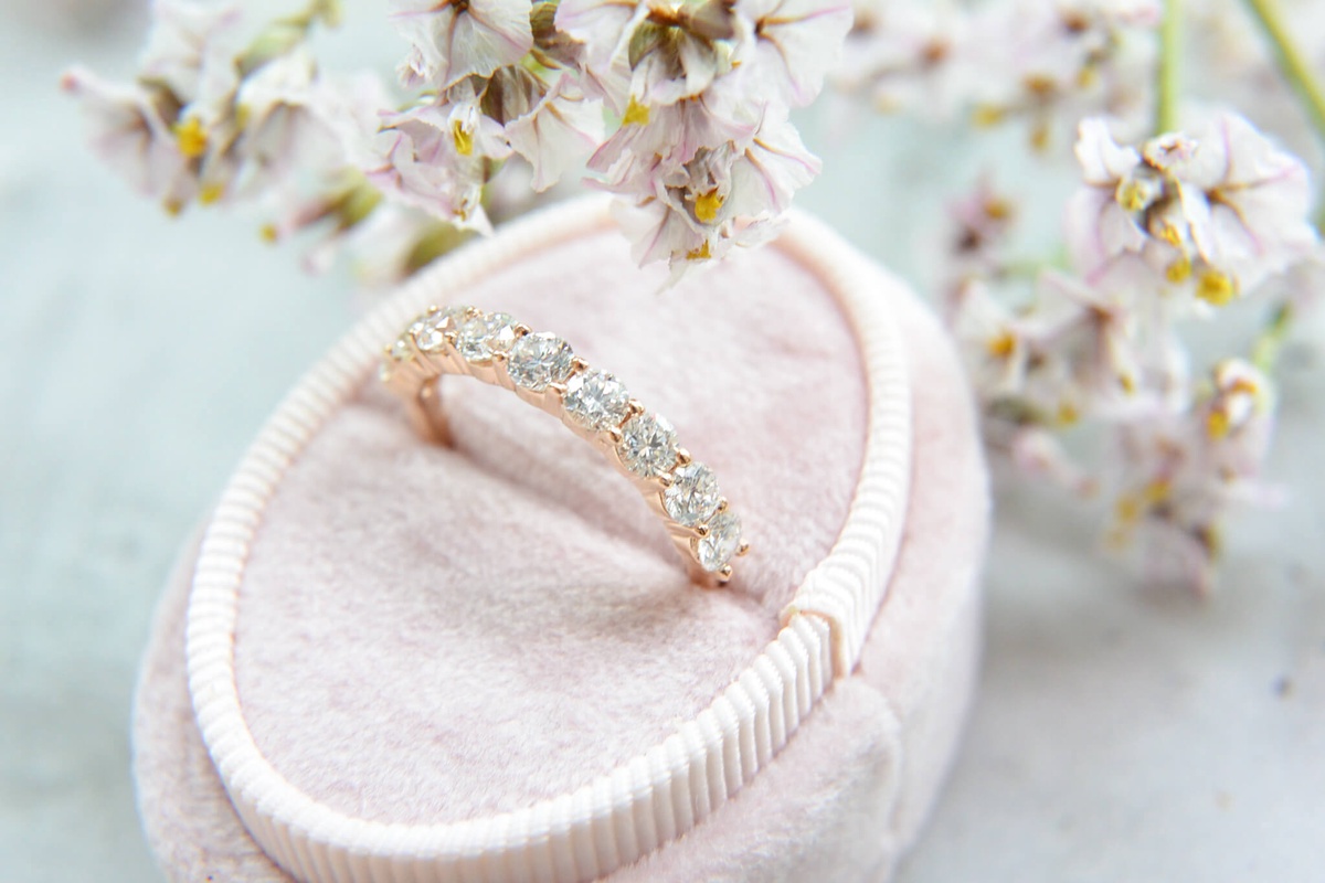 How Do You Determine the Quality of Diamonds Used in a Wedding Band?