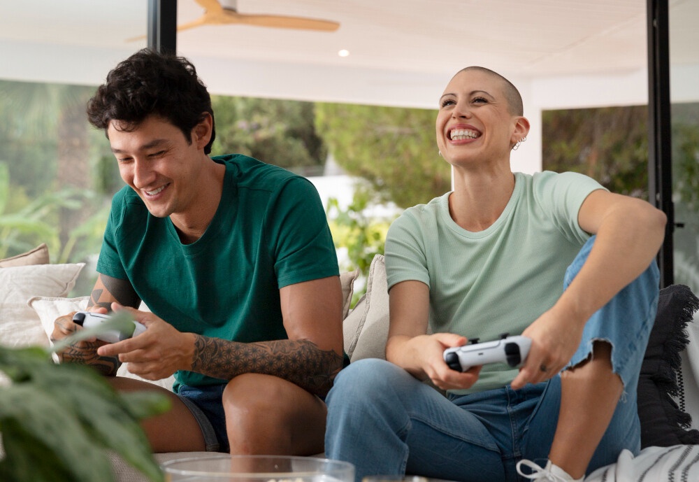 Can Xbox and ps4 play together?