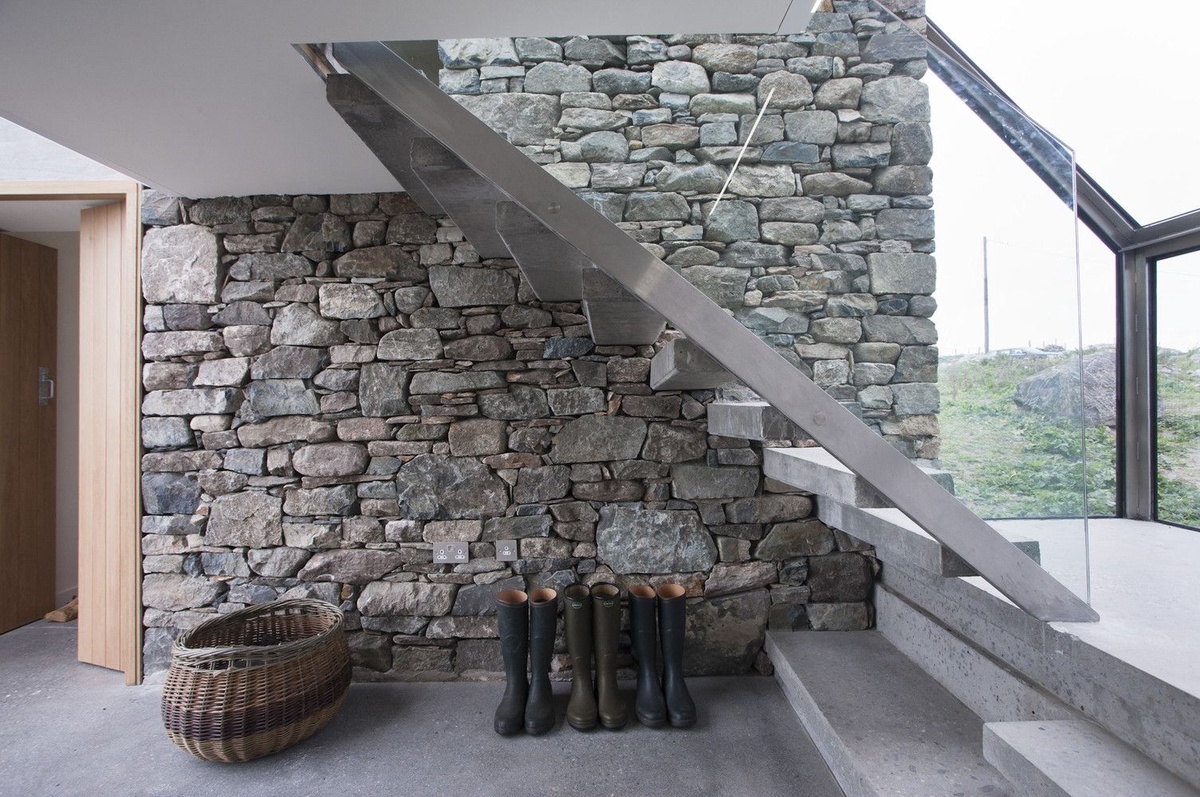 Enhancing Interiors: The Timeless Elegance of Decorative Stone Walls