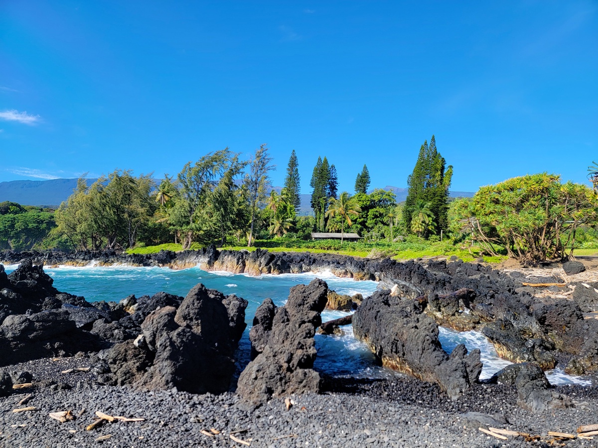 Waterfalls on the Enchanting Road to Hana: Unforgettable Maui Road Trip