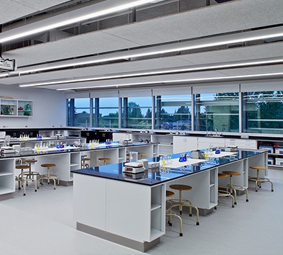 How can laboratory furniture contribute to sustainability and energy efficiency?