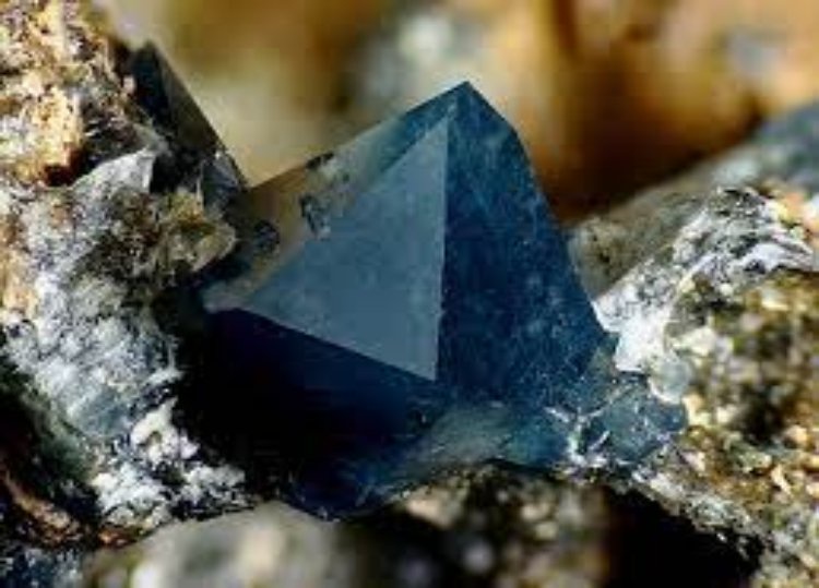Blue quartz: the powerful stone with its properties