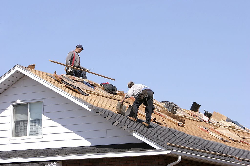 Avoid Costly Mistakes: How To Select The Right Roofing Contractors