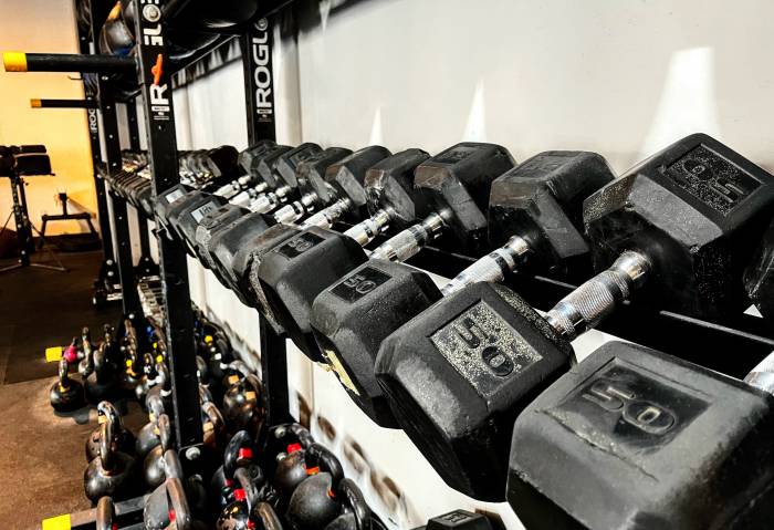 What are the recommended safety measures for using free weights?
