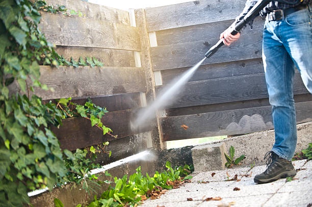 How A Fence Cleaning Company Elevates Your Outdoor Look?