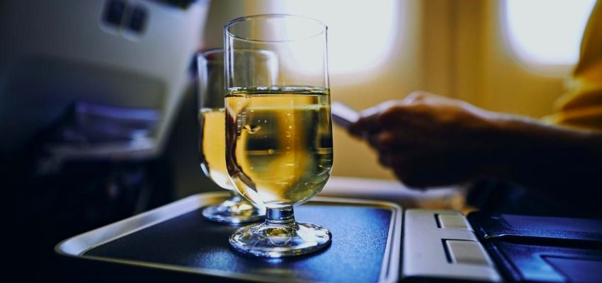 Do Qatar Airways serve alcohol?