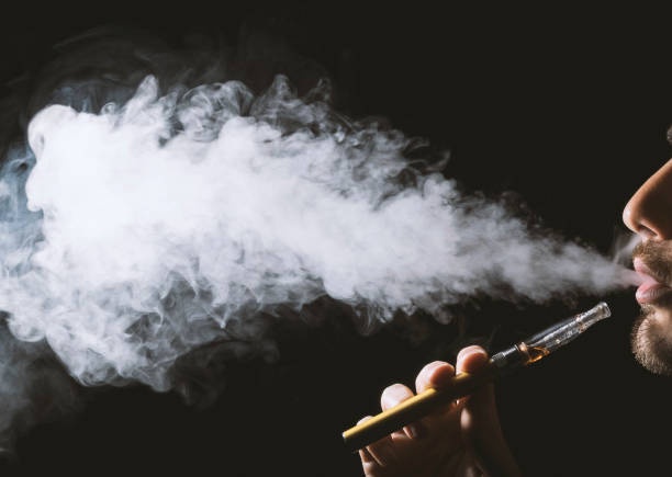 Disposable Vapes vs. Traditional E-Cigarettes