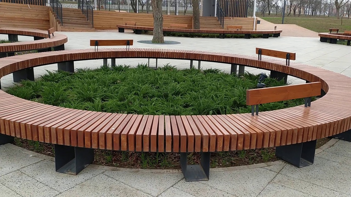 A Timeless Classic: Timber Bench Seats in Traditional Décor