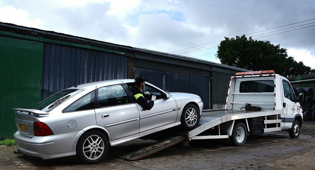 Exploring the Benefits of Using a Junk Car Removal Service