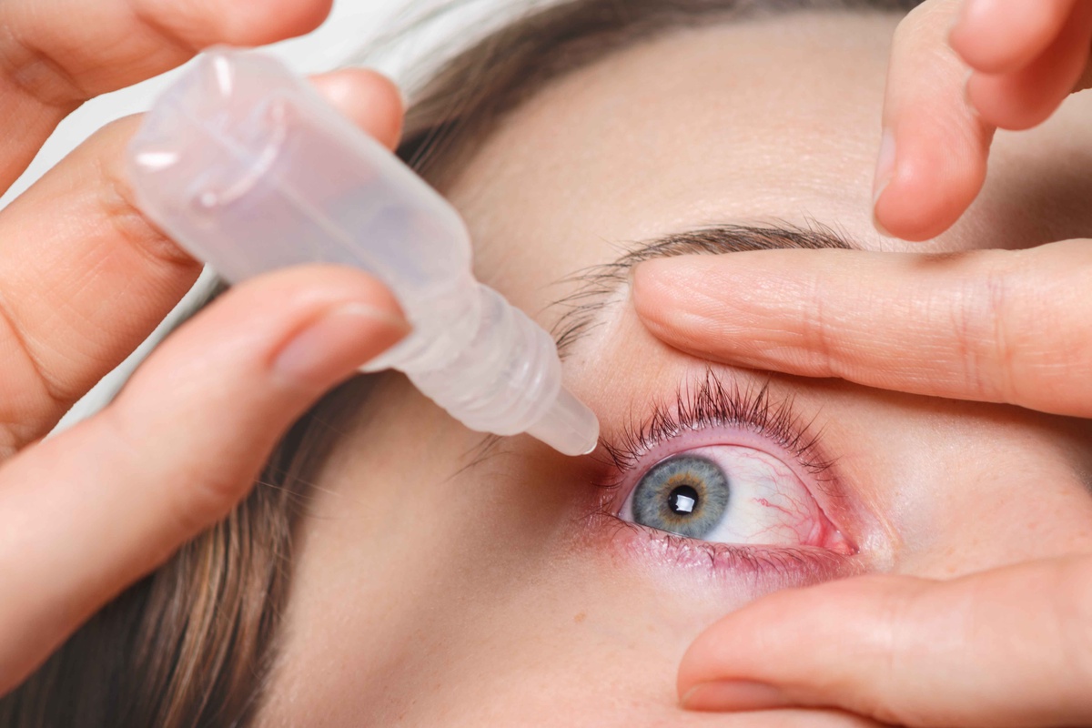The Correct Way to Put Medicine in Your Eyes: Tips and Techniques