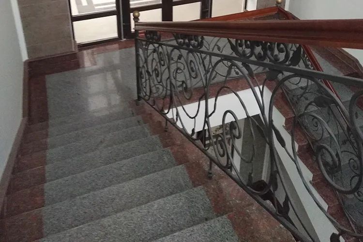 Choosing between marble and granite for staircase cladding: Which stone is better?