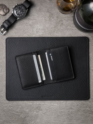 Functionality Meets Fashion: Features to Look for in a Leather Wallet for Men