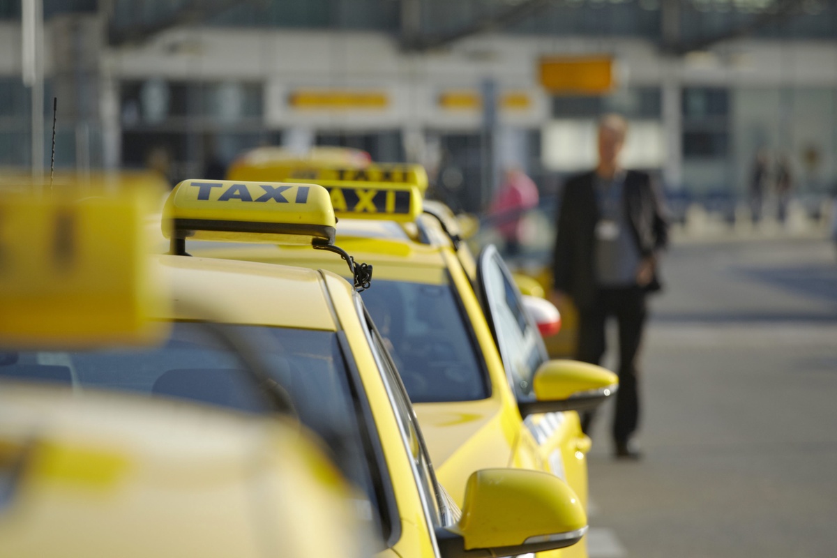 Smooth Travels: Navigating Airport Taxi Transfers in South Gloucester