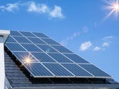 What is the difference between grid-tied and off-grid solar inverters?