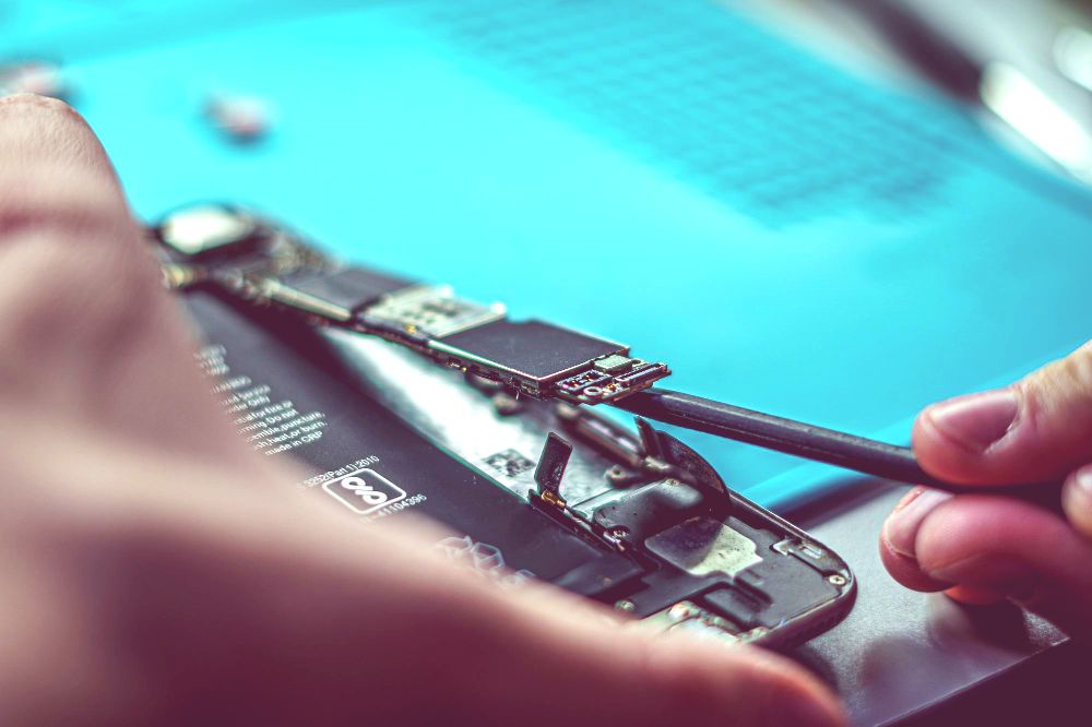 6 Reasons You Should Switch to Professional Smartphone Repairs Rather Than DIYs