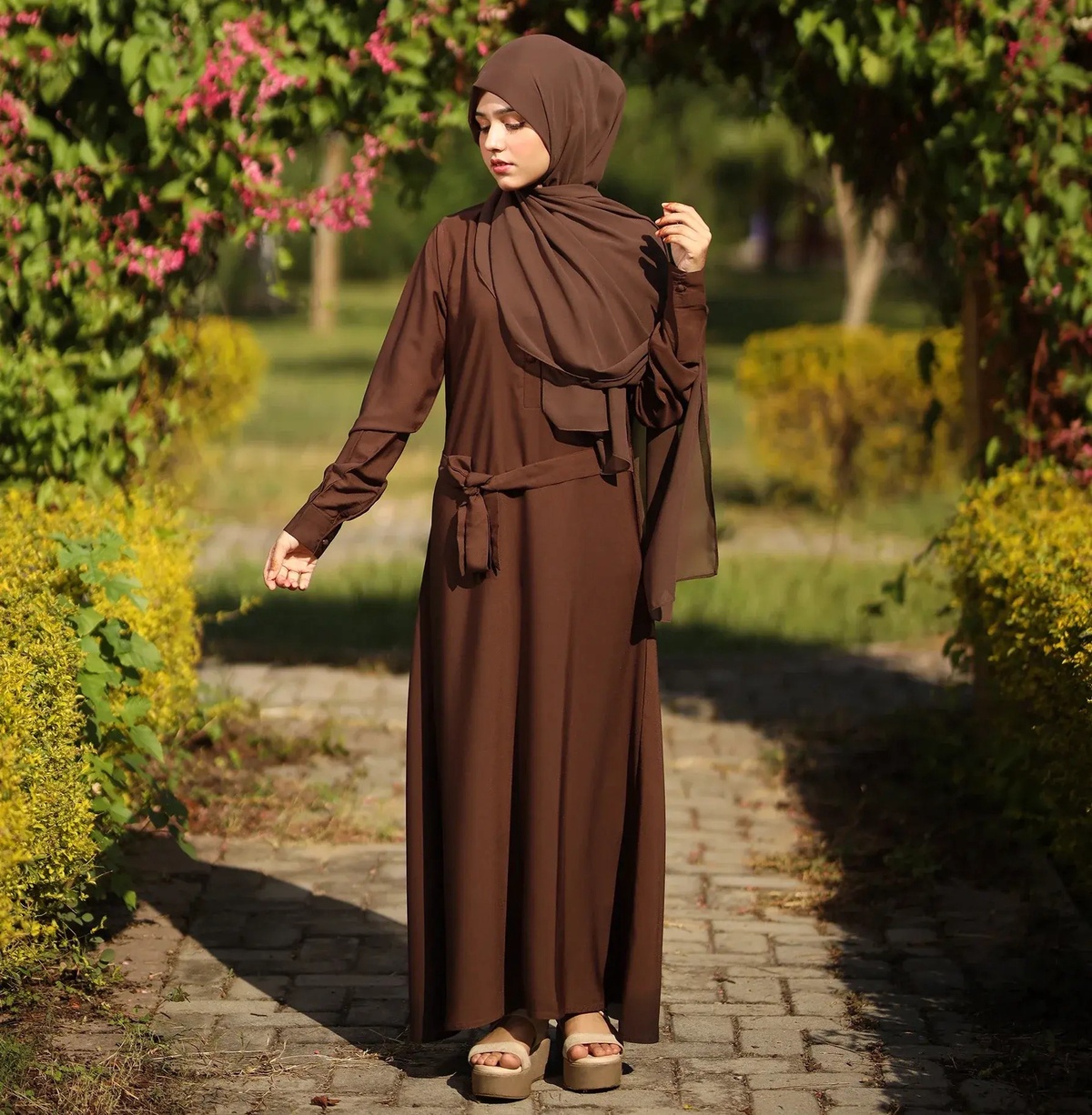 Abayas in the Workplace: Elevating Professionalism with Modest Styles