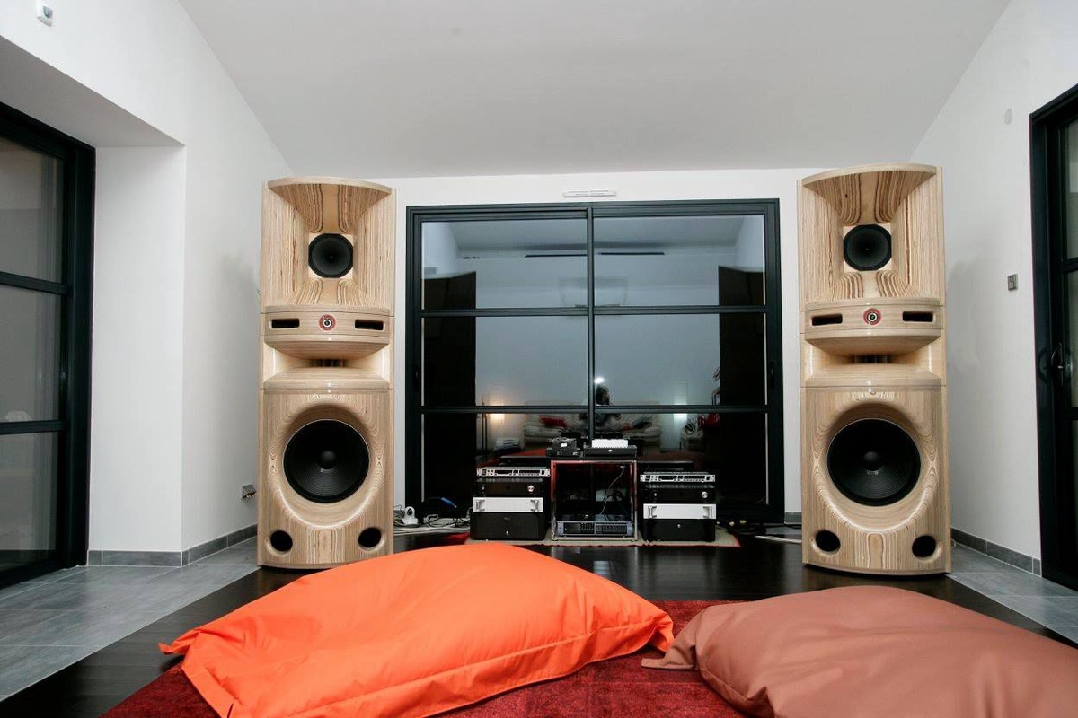 Unleash Sonic Brilliance Why You Should Hire Rent Speakers in South London for Your Next Event