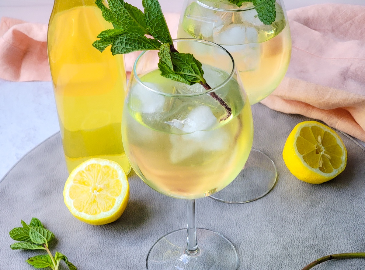 Hosting the Perfect Summer Party: Limoncello Spritz Cocktail as the Ultimate Crowd-Pleaser