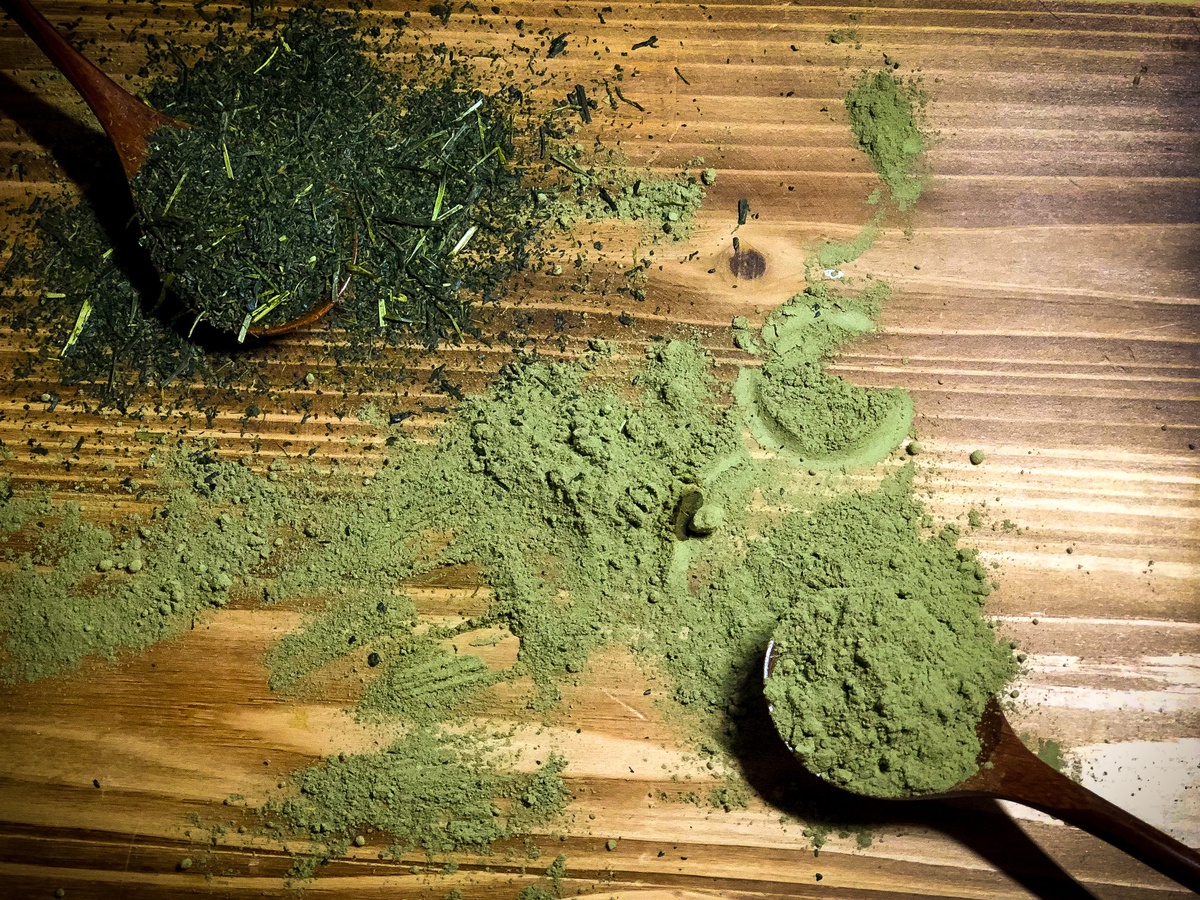 The Comprehensive Guide to Bumble Bee Kratom Powder: Origins, Strains, and Effects