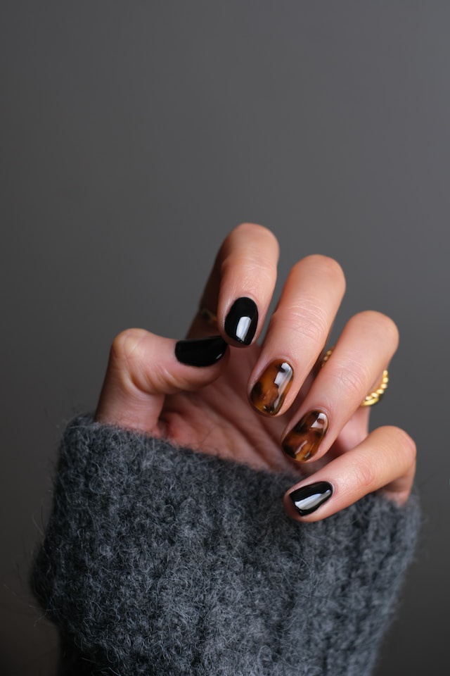 Refined Style: Classy Black  Short Nails Ideas