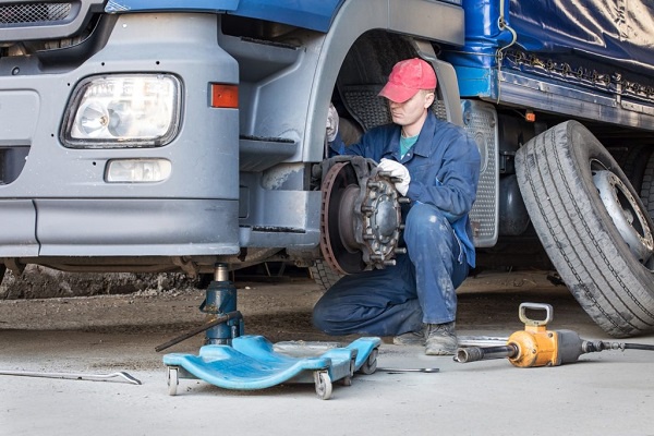 The Top Features to Look for in a Heavy-Duty Roadside Assistance Service Provider