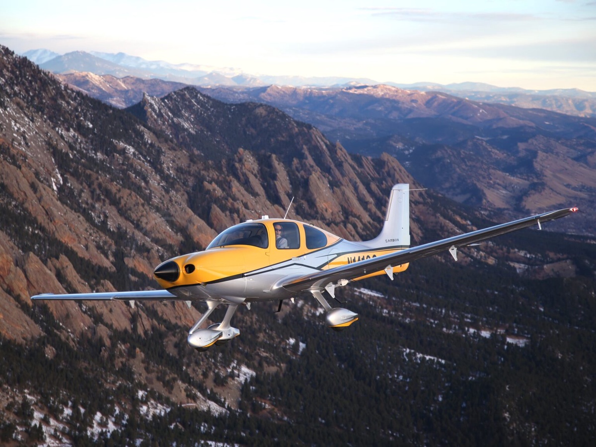 Exploring the Profound Benefits of Pursuing Luxury Flight Training