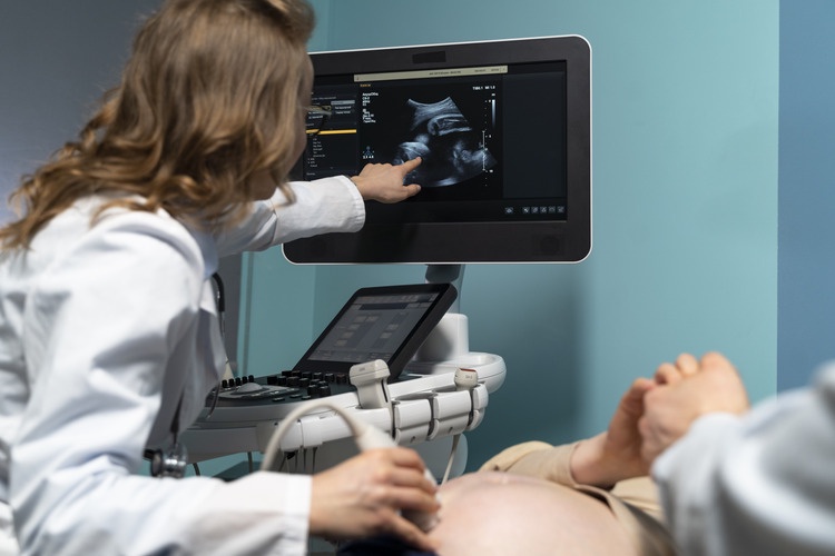 What Should You Look for in 6-Week Ultrasound Pictures to Ensure a Healthy Pregnancy?