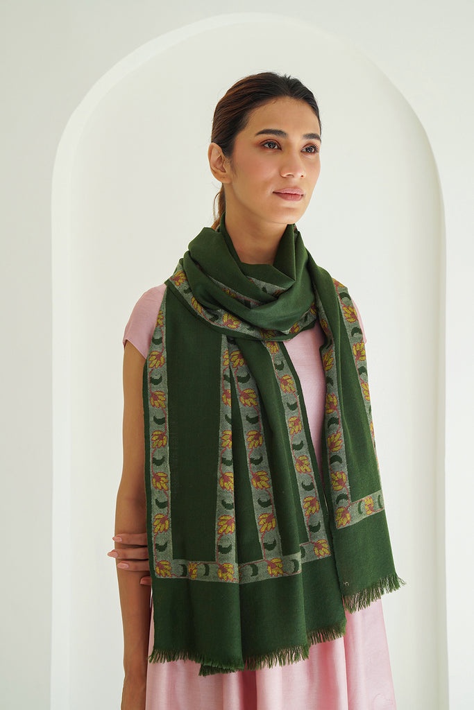 Exploring Men's and Women's Fashion with Cashmere and Kashmiri Scarves