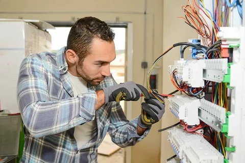 Valuable Tips to Choose the Right Electrician for Regular Maintenance