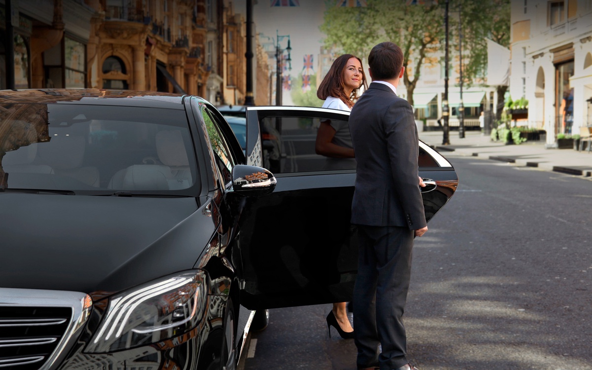 Benefits of Hiring Chauffeur Services with Airport Transfers in NYC
