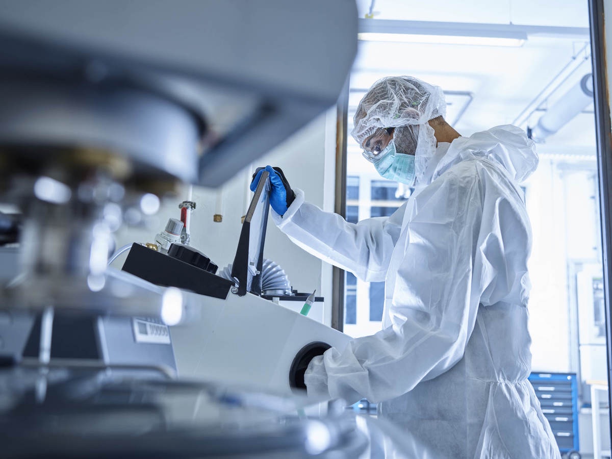 Why is regular maintenance crucial for cleanroom services in UAE