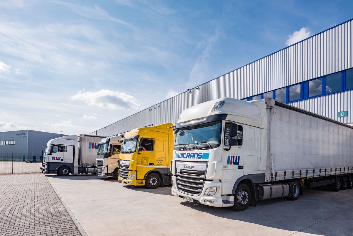 What is the Difference between Cross-Docking and Warehousing