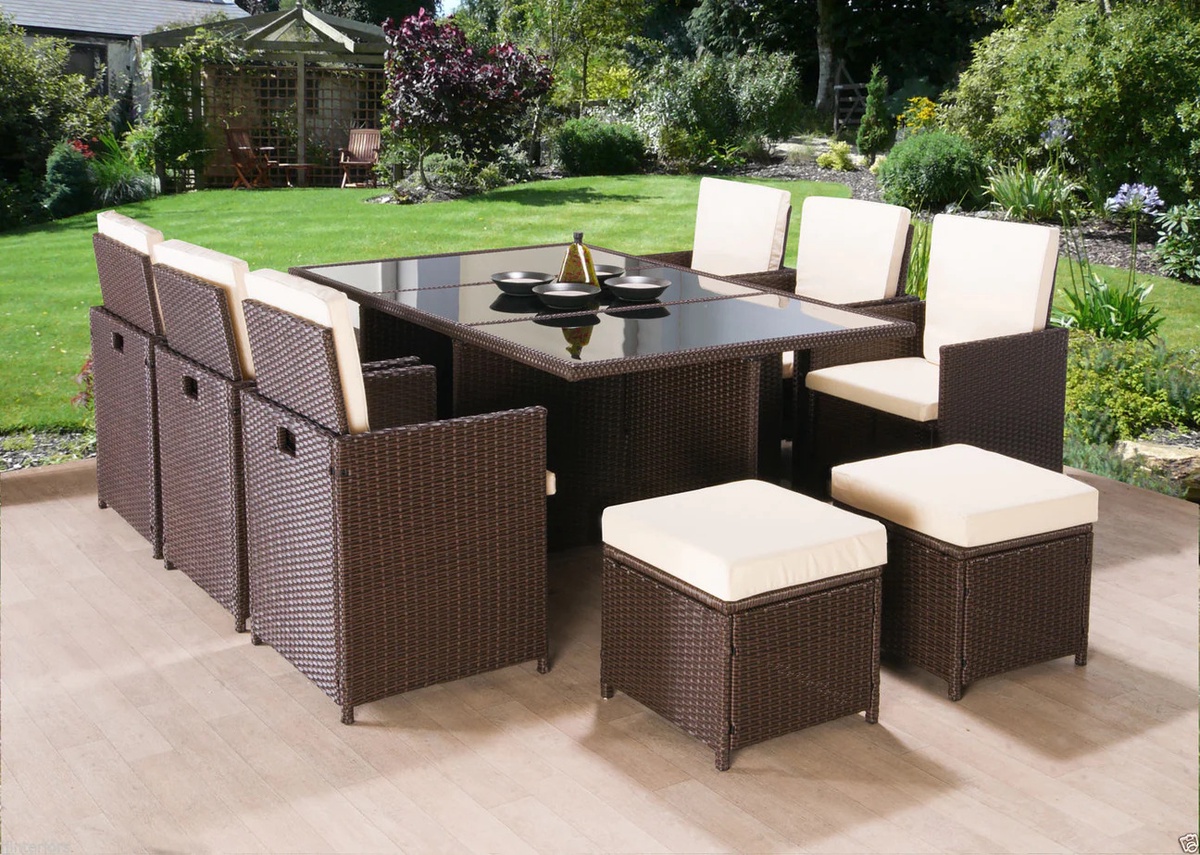 What are the key factors to consider when choosing outdoor furniture