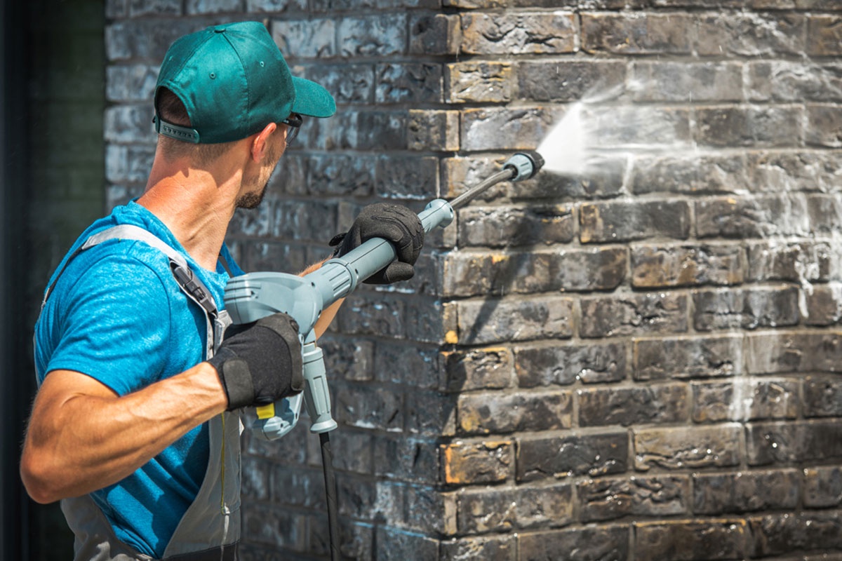 How to Identify the Need for Urgent Brick Cleaning Services?