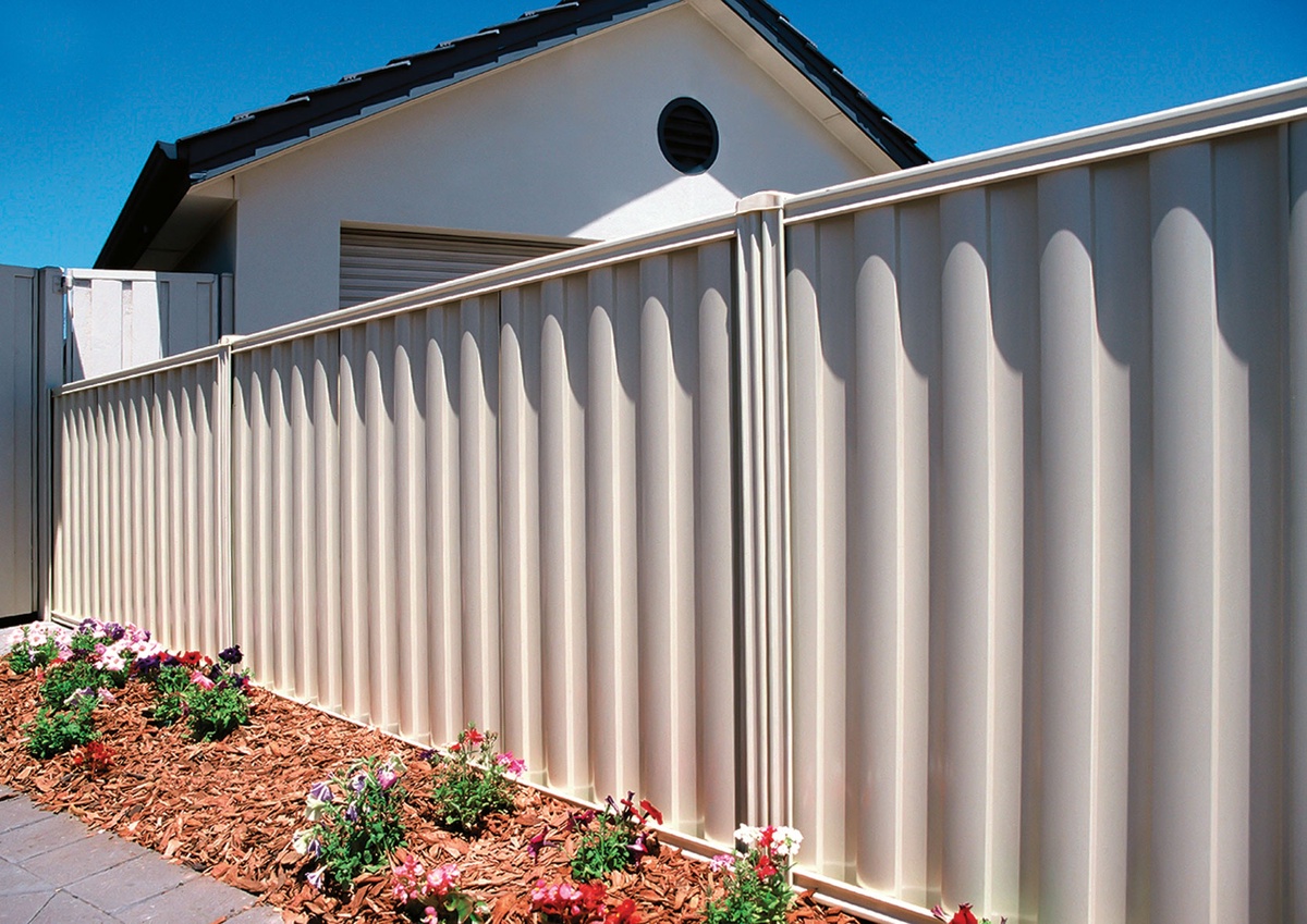 How to Budget Wisely for Your Fencing Project with Contractors