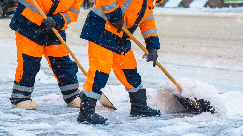 How to Choose Between Seasonal Contracts and Per-Visit Charges for Snow Services