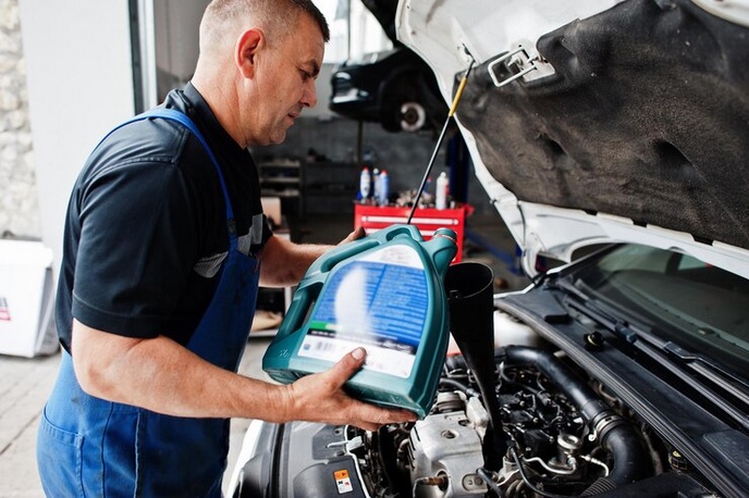 Double Duty Maintenance: Understanding Transmission Fluid and Oil Changes