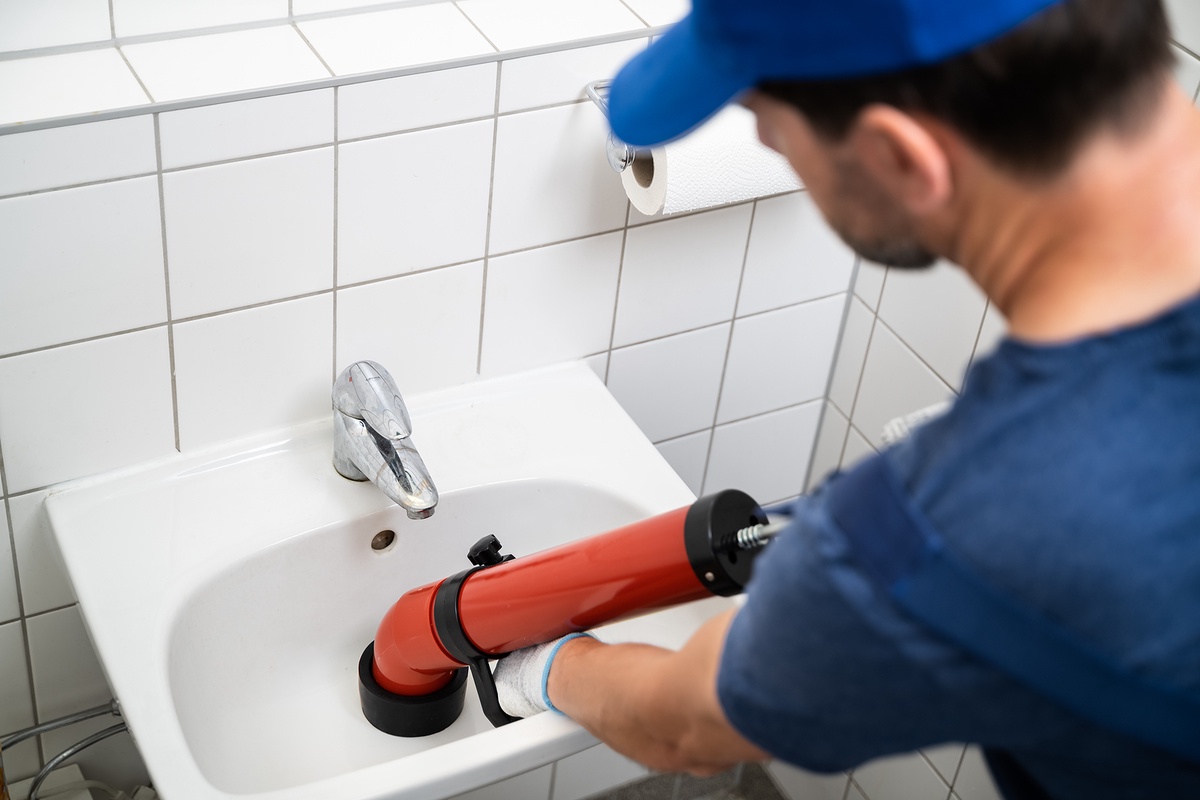 Expert Advice: When to Call a Plumber for Drain Cleaning
