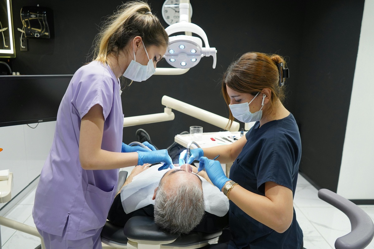 Choosing the Right Dental Clinic for Your Dental Implant Procedure